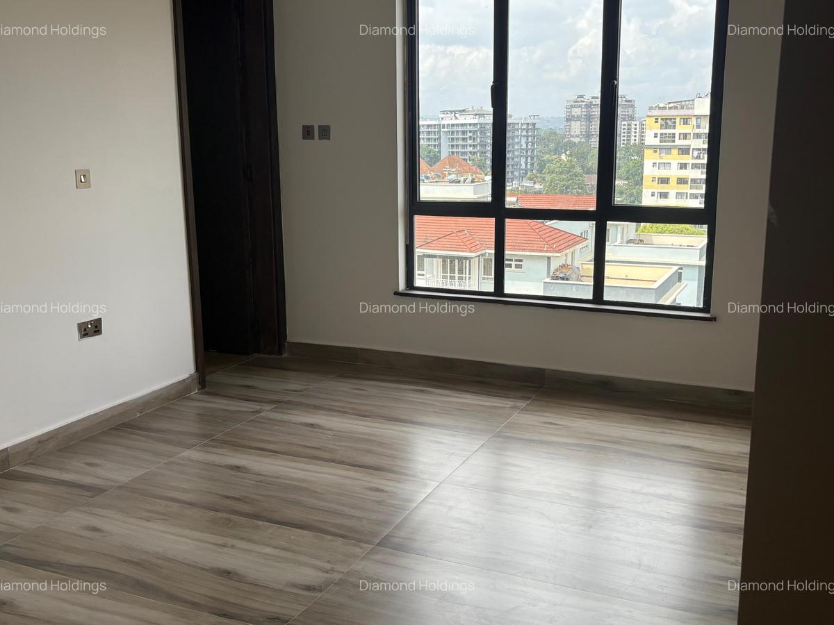 3 Bed Apartment with En Suite in Brookside - 12