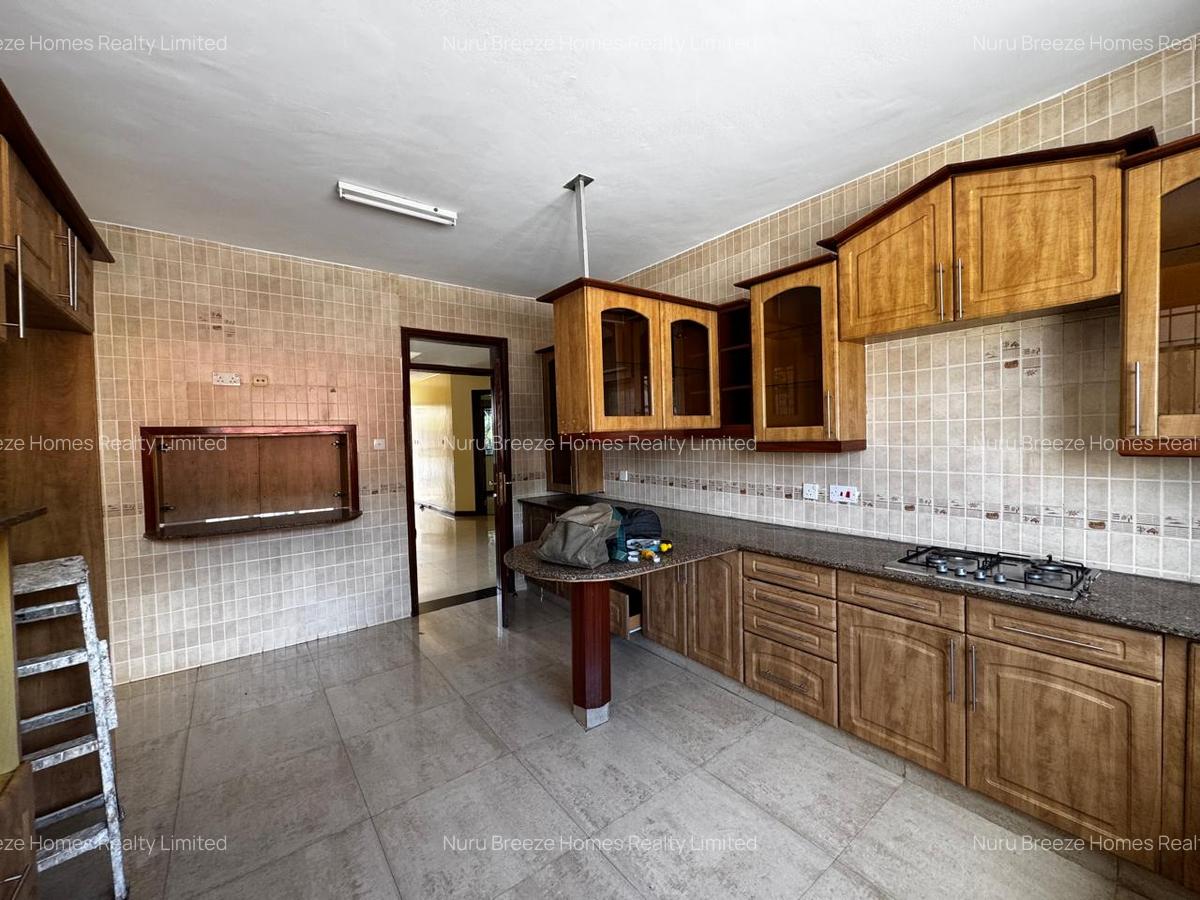 4 Bed Townhouse with En Suite in Brookside - 10