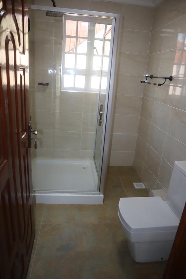 4 Bed House with En Suite at Near Greenspot Gardens - 14