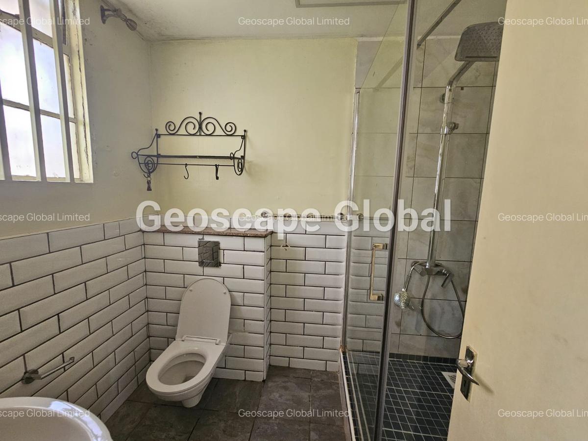 5 Bed House with En Suite in Nyari - 17