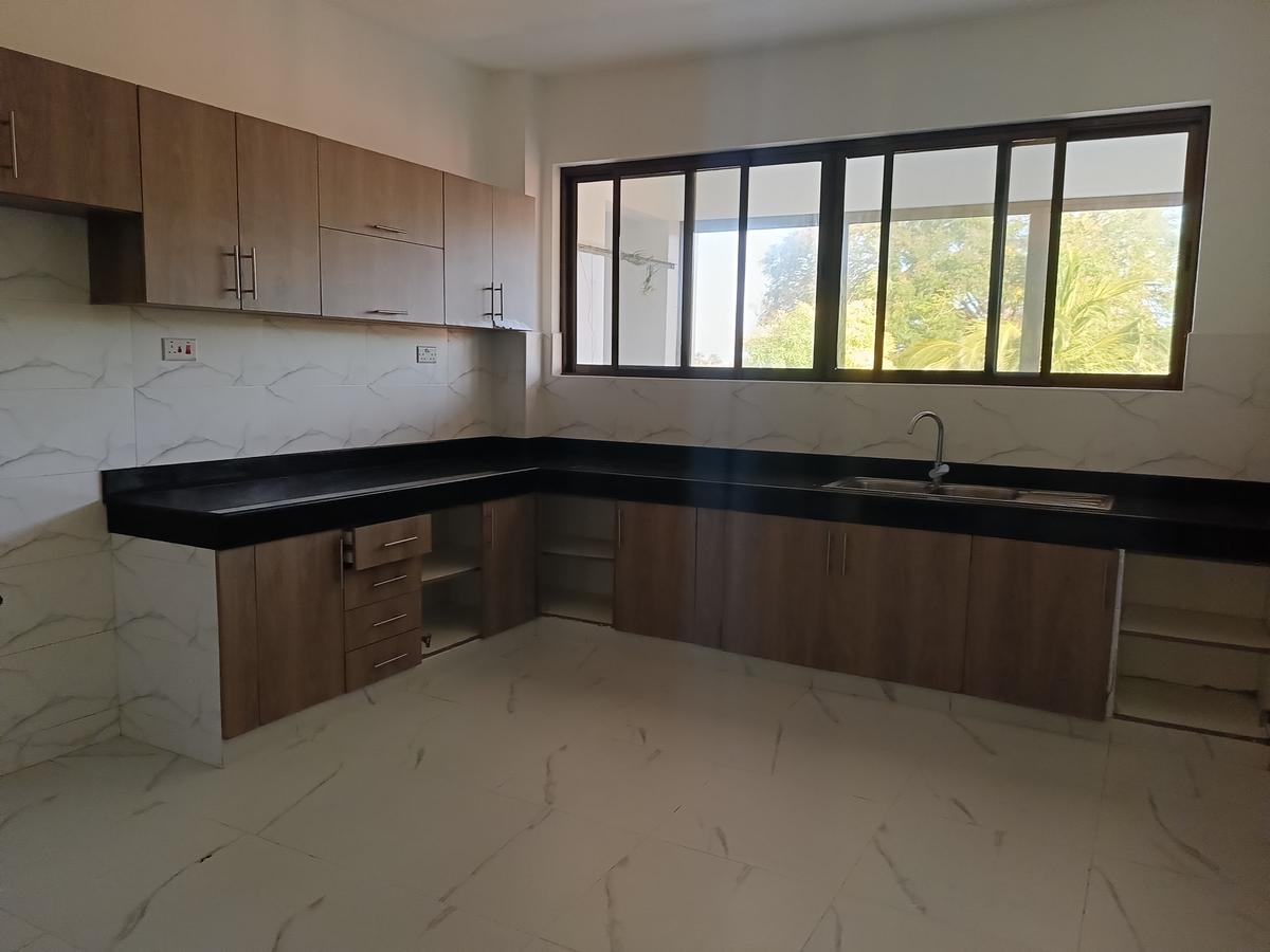 Serviced 4 Bed Apartment with En Suite at Bungalow Road - 8