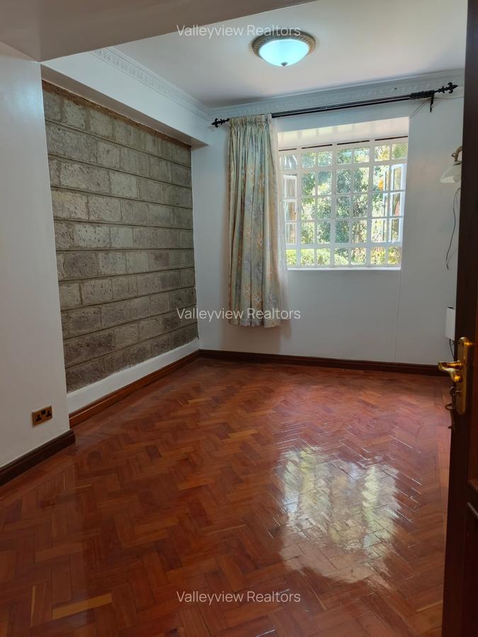 4 Bed Townhouse with En Suite at Lavington - 16