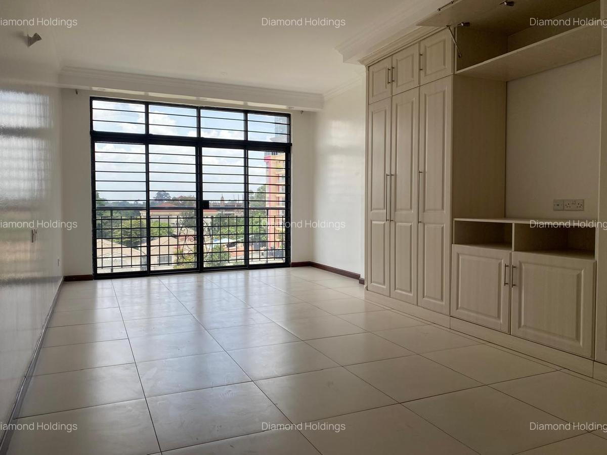 3 Bed Apartment with En Suite at Parklands - 11