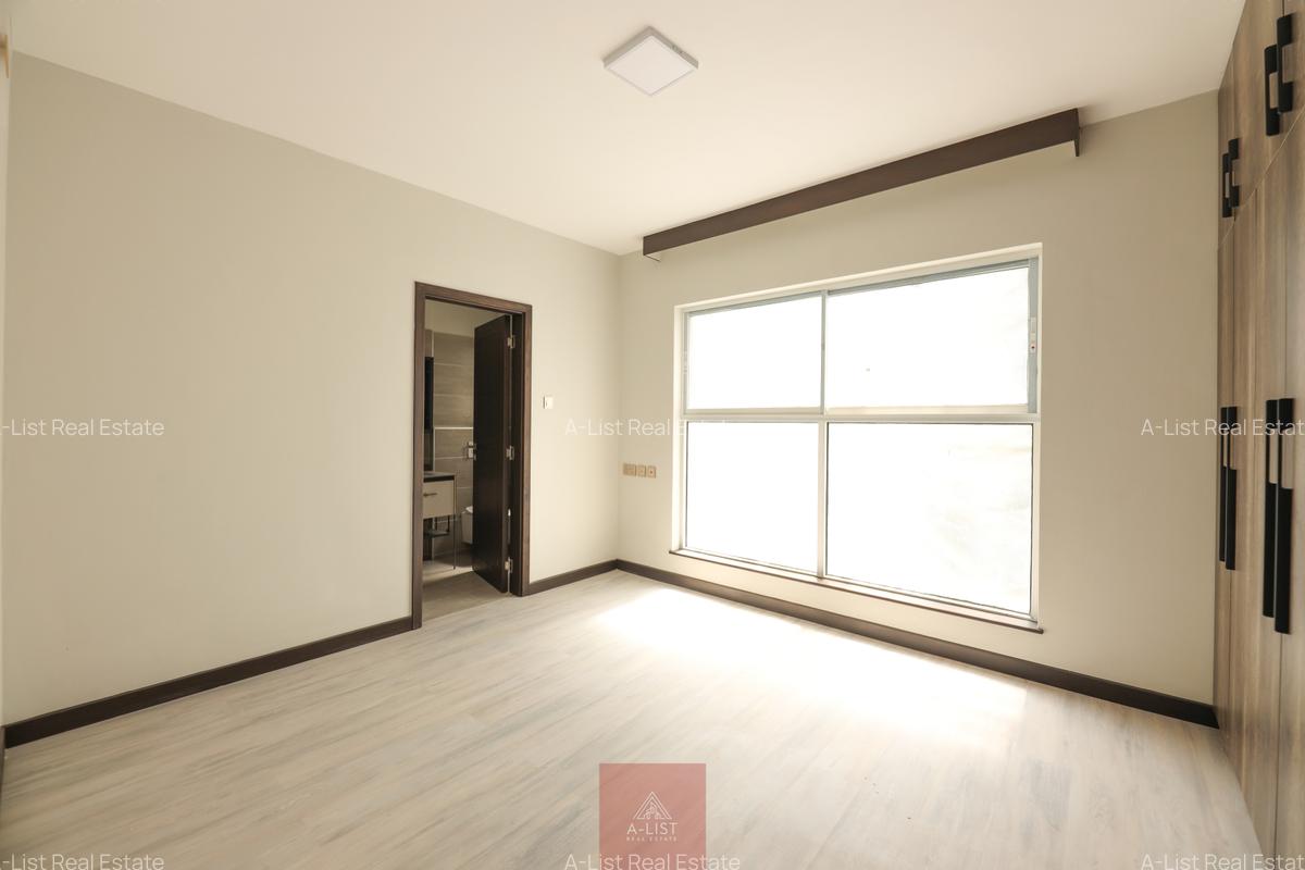 3 Bed Apartment with En Suite at Riverside Gardens - 12