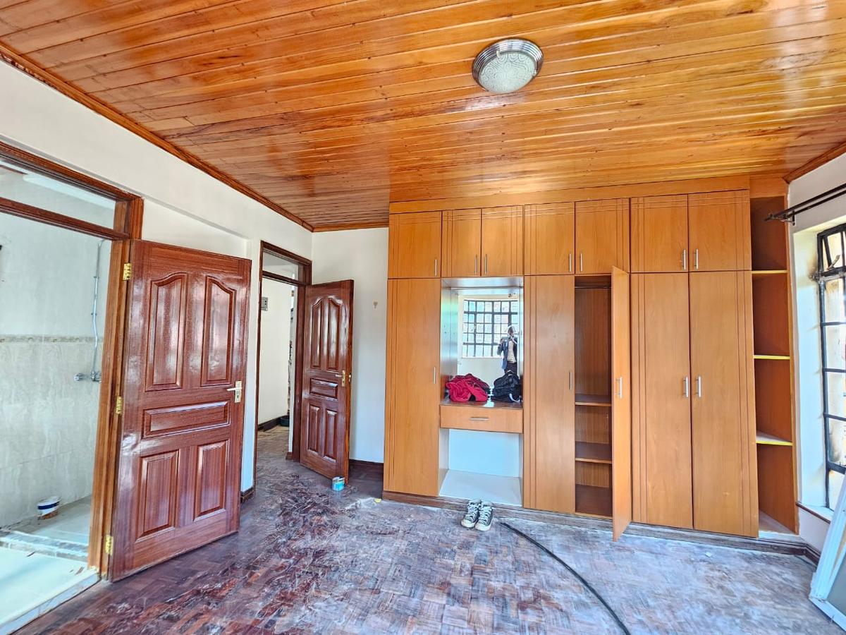 5 Bed House with En Suite in Lavington - 12