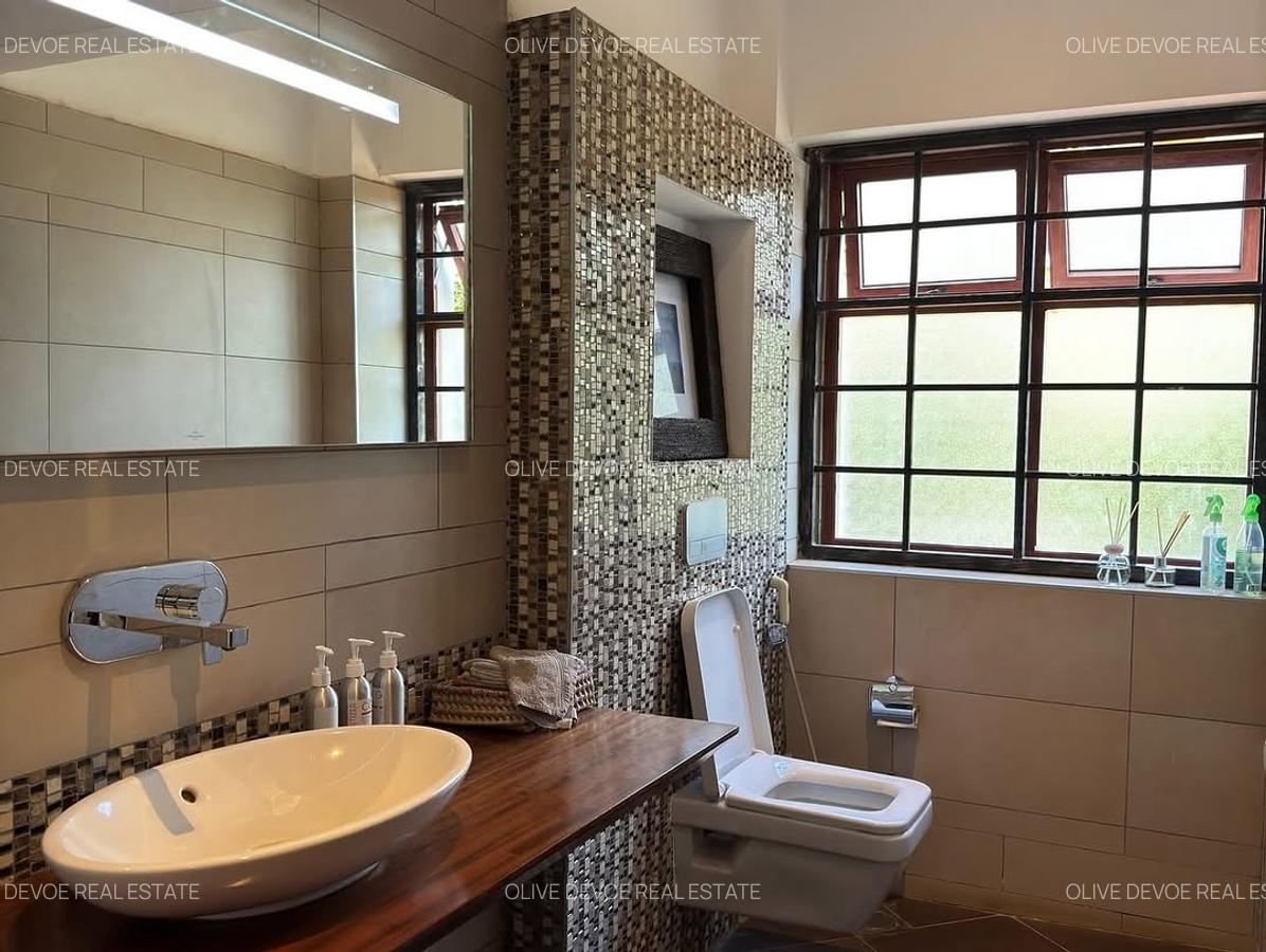 5 Bed Villa with En Suite in Runda - 3