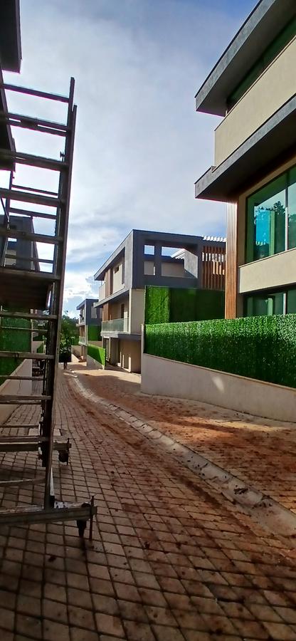 5 Bed Townhouse with En Suite at Chalbi Drive - 5