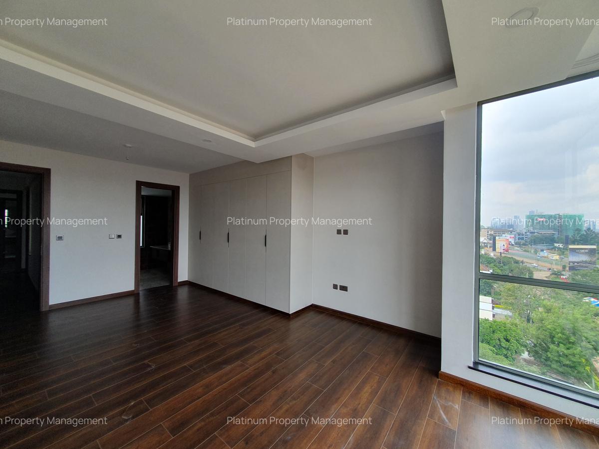 3 Bed Apartment with En Suite in Brookside - 6