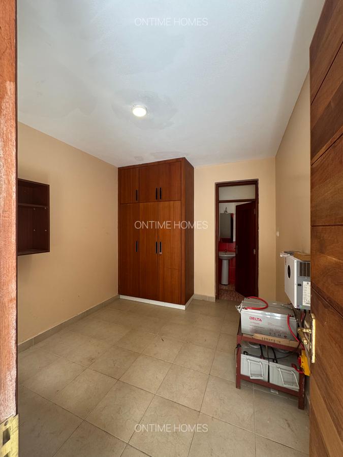 5 Bed Townhouse with En Suite at Lavington - 2