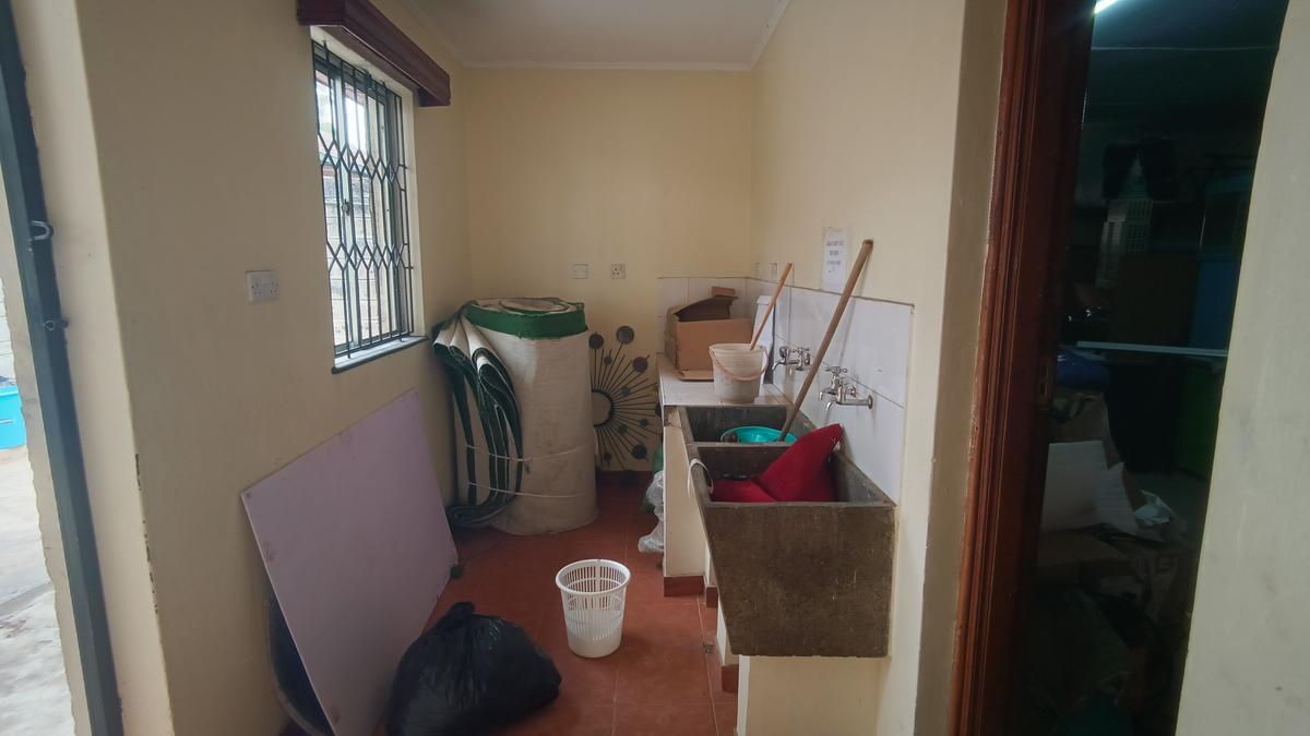 5 Bed House with En Suite at Lavington - 6