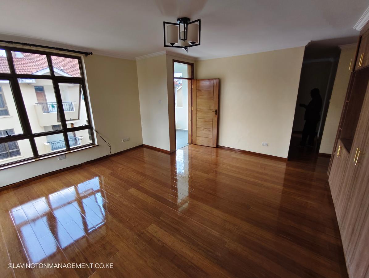5 Bed Townhouse with En Suite at Lavington - 14
