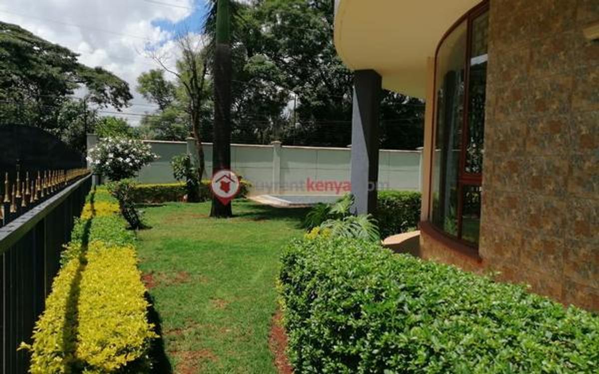 5 Bed Townhouse with En Suite at Lavington - 2