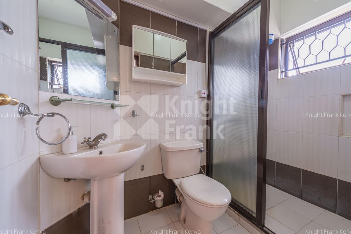 4 Bed Apartment with En Suite at Wood Avenue - 11