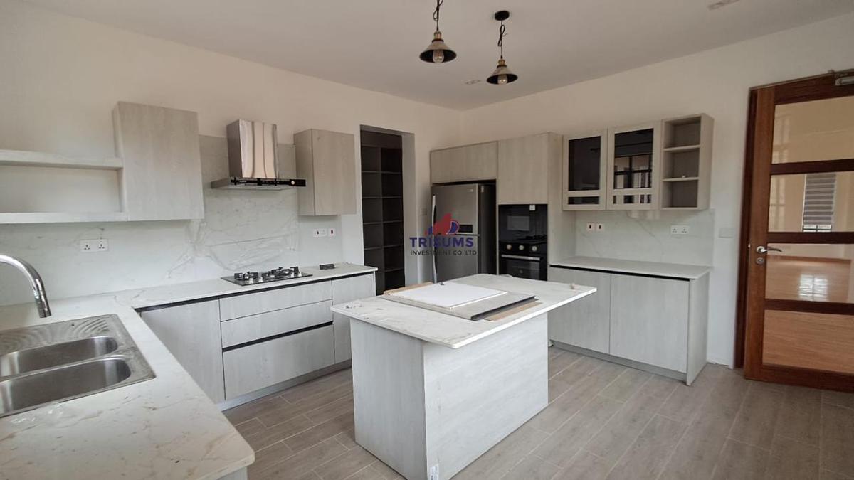 4 Bed House with En Suite in Ridgeways - 3