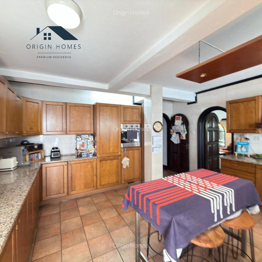 4 Bed Townhouse with En Suite at Riverside Drive - 16