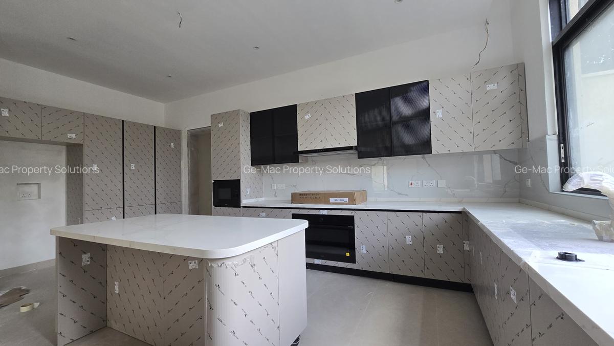 5 Bed House with En Suite in Lavington - 16