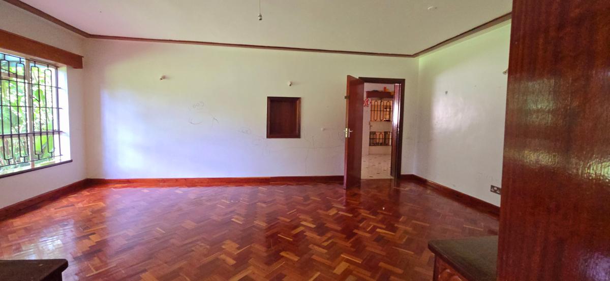 5 Bed House with En Suite at Mimosa Drive - 5
