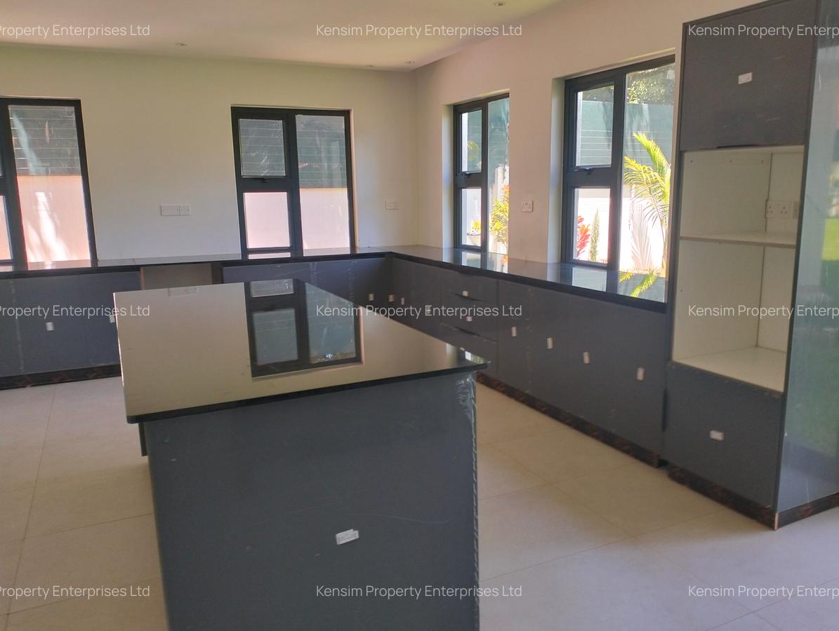 5 Bed House with En Suite in Runda - 7
