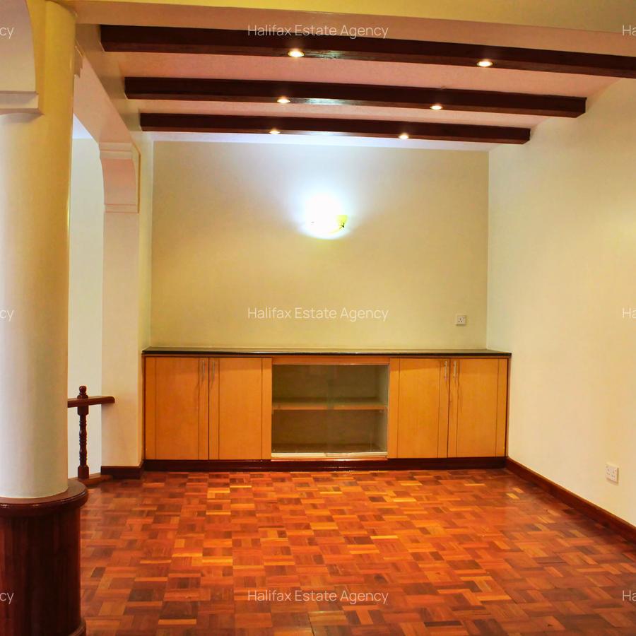 5 Bed Townhouse with En Suite in Lavington - 3