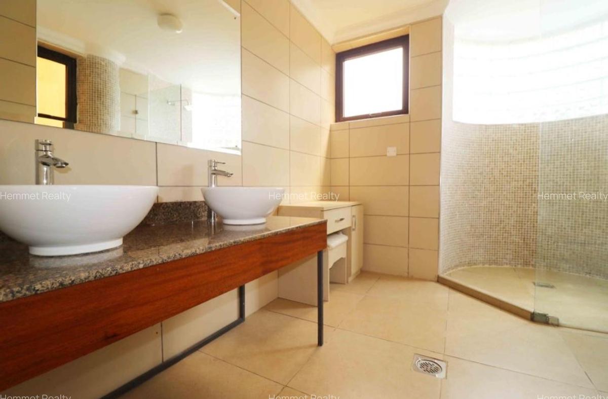 3 Bed Apartment with En Suite in Riverside - 9