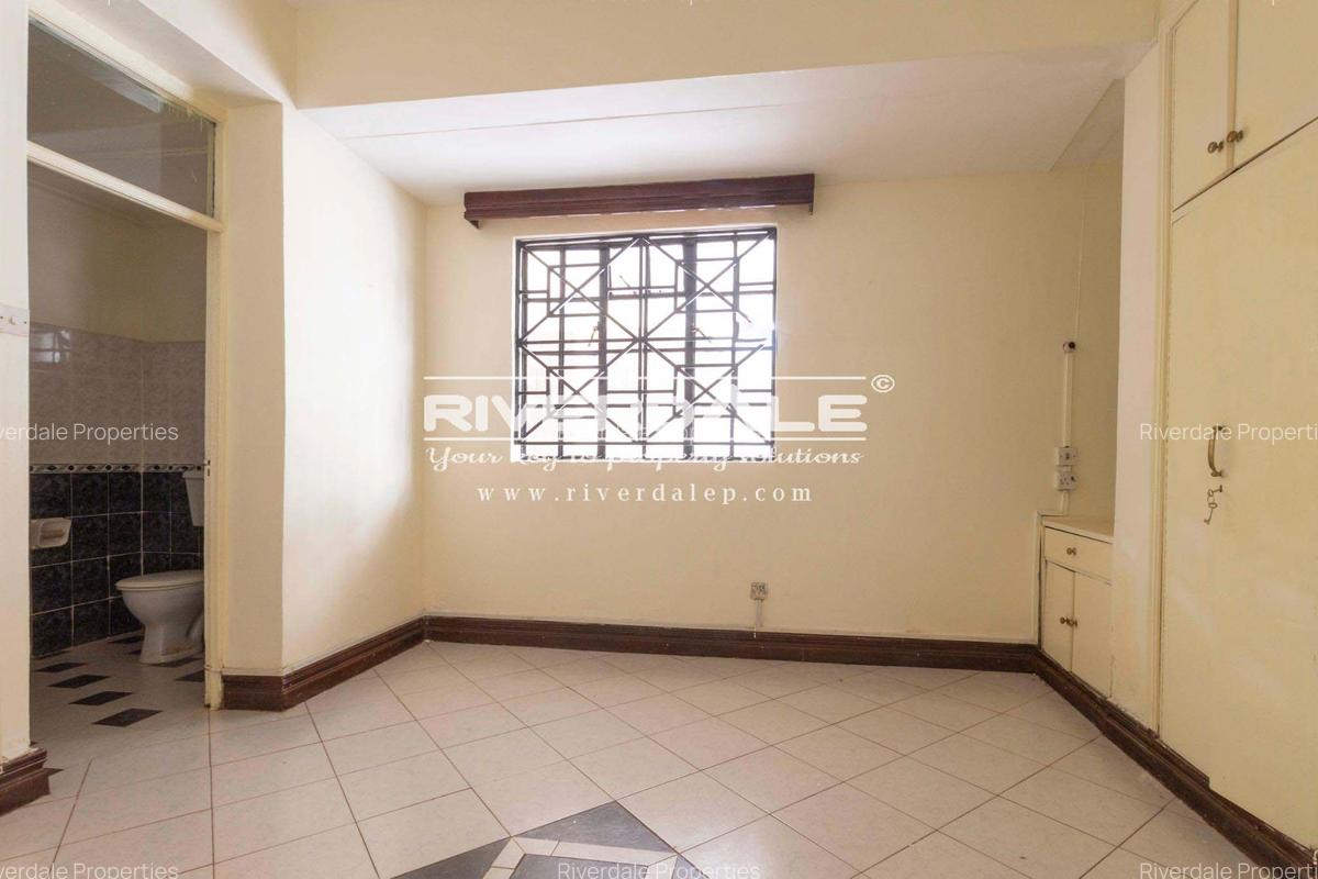 3 Bed Apartment with En Suite in Brookside - 9