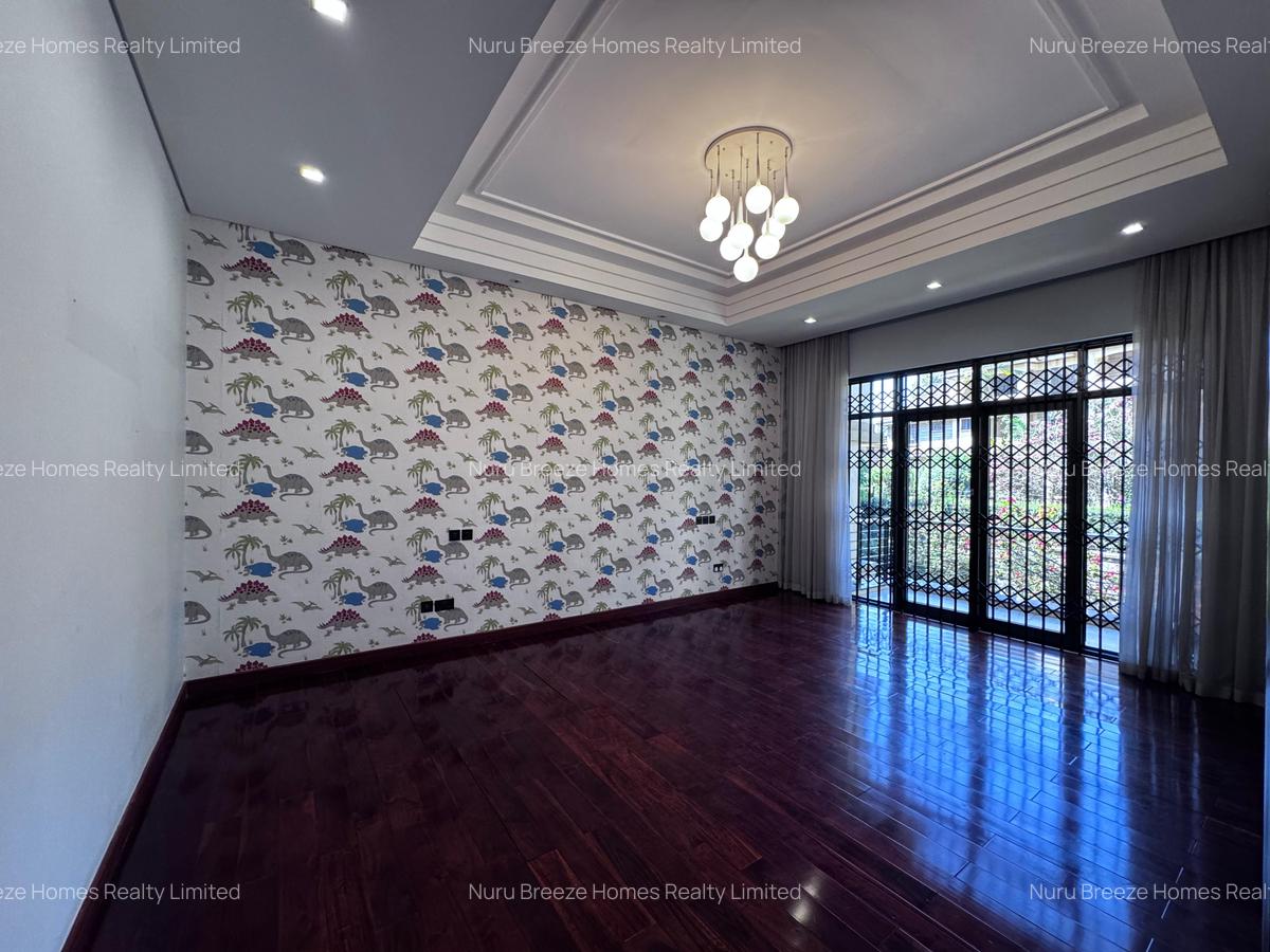 5 Bed House with En Suite in Runda - 14