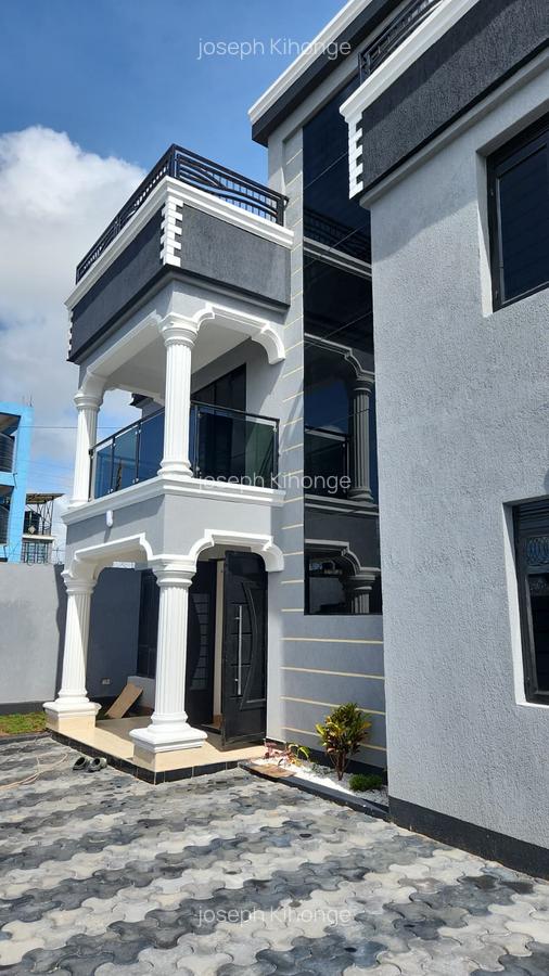 5 Bed Townhouse with En Suite at Matangi - 1