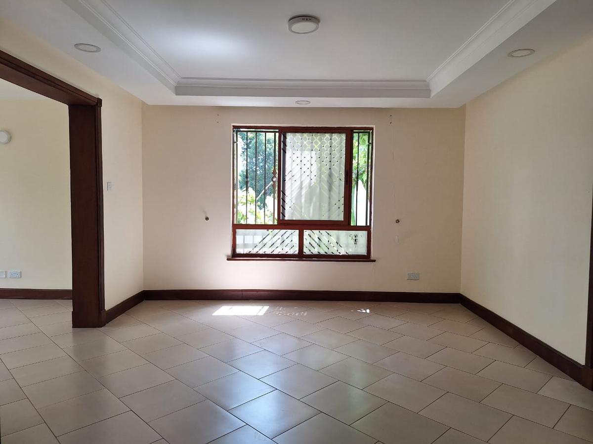5 Bed Townhouse with En Suite in Spring Valley - 11