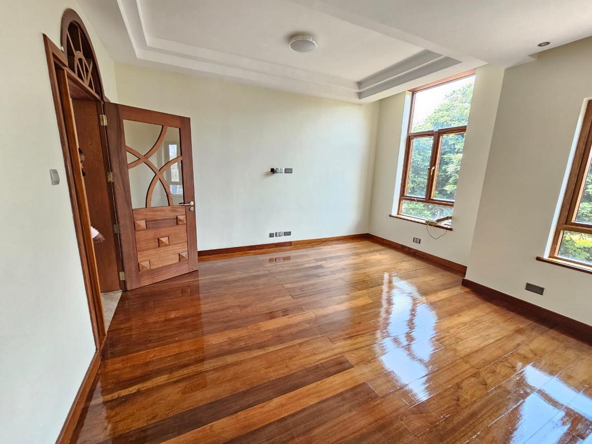 5 Bed House with En Suite in Lavington - 16