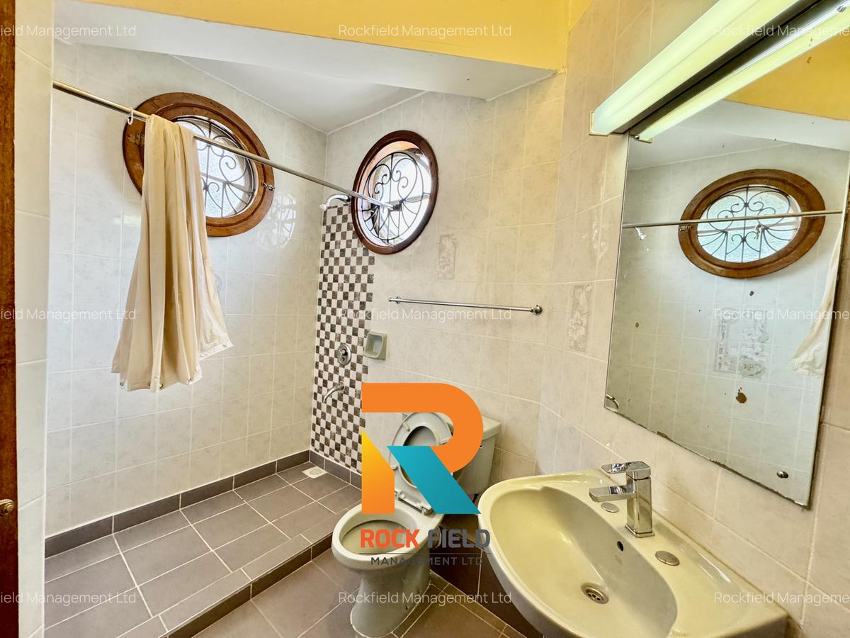 5 Bed House with En Suite in Parklands - 18