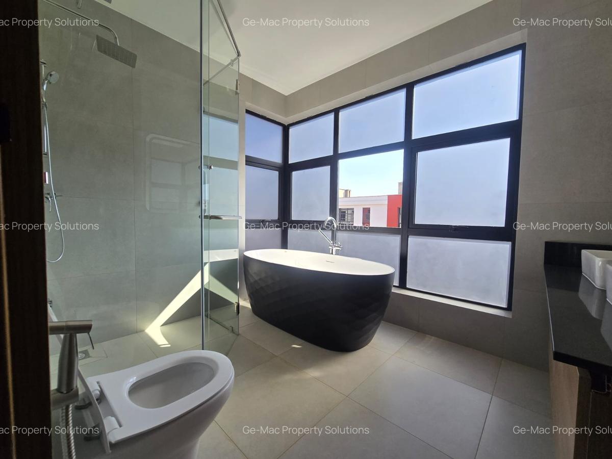 4 Bed House with En Suite in Membley - 17