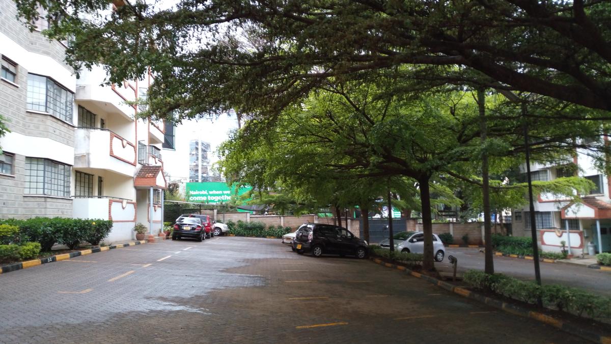 2 Bed Apartment with En Suite at Near Sarit Centre - 15