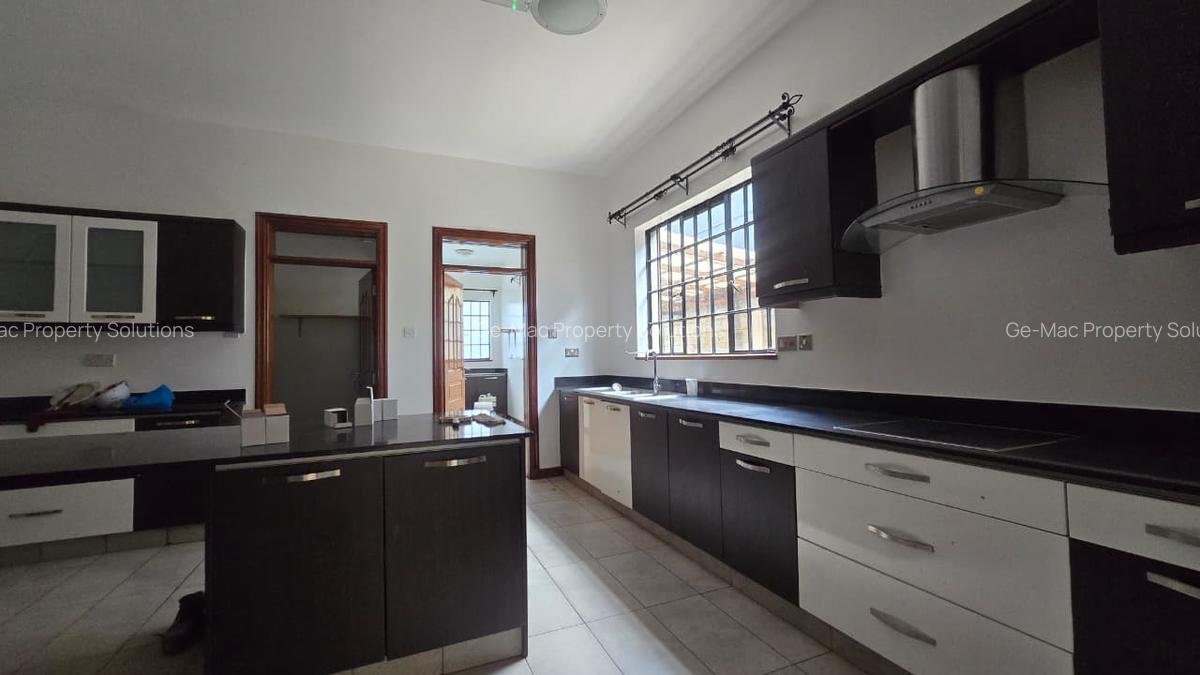5 Bed House with En Suite in Lavington - 7