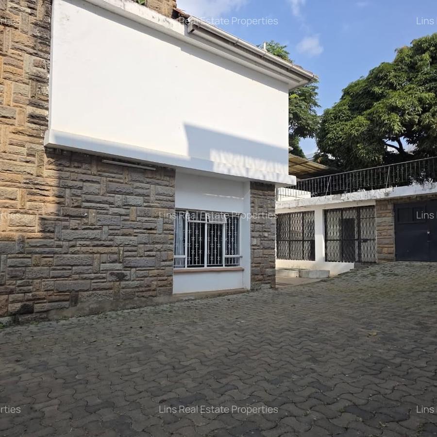 6 Bed House with En Suite in Lavington - 17