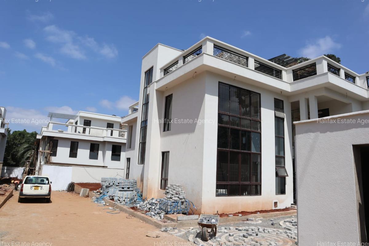 5 Bed Villa with En Suite at Kyuna Road - 3