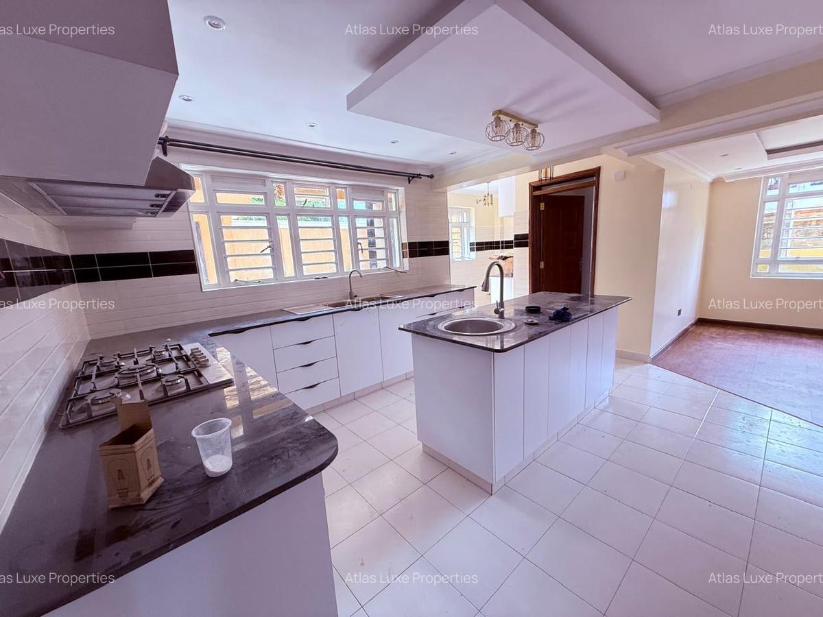 5 Bed Townhouse with En Suite in Ridgeways - 4