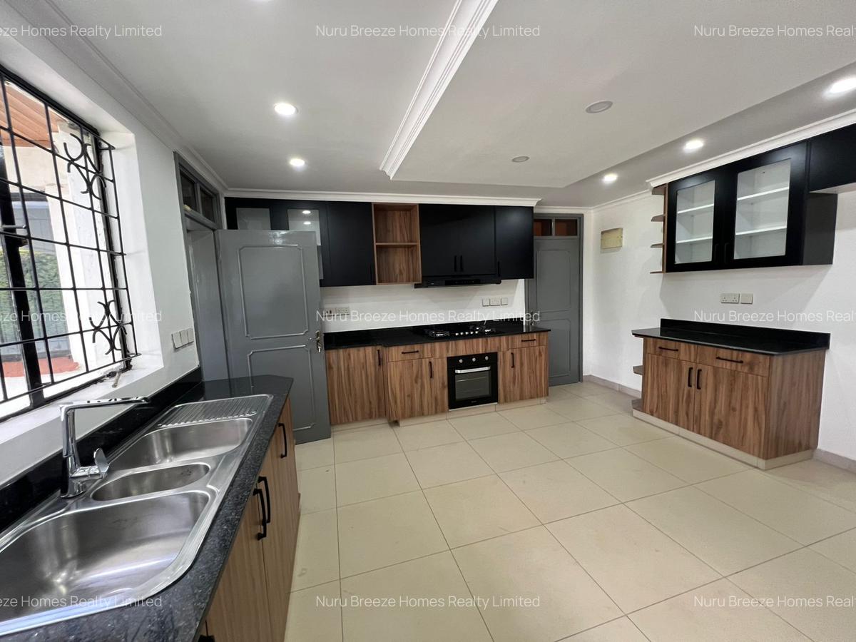 5 Bed House with En Suite in Garden Estate - 3