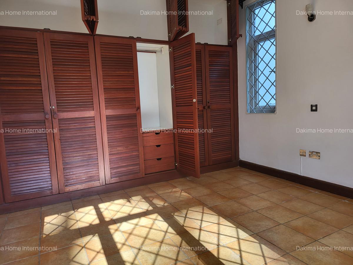 5 Bed Townhouse with En Suite in Rosslyn - 9