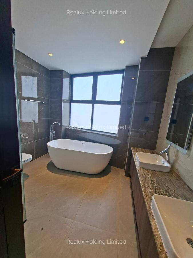 3 Bed Apartment with En Suite in Riverside - 17