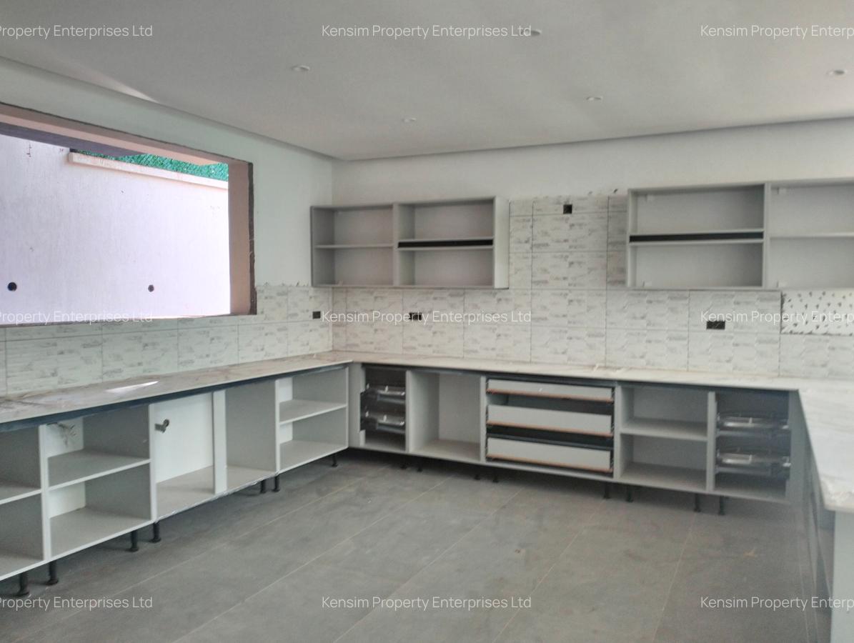 5 Bed Townhouse with En Suite in Lavington - 3
