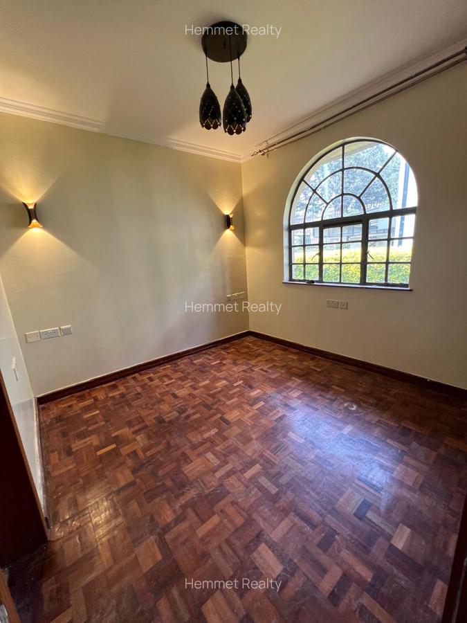 4 Bed Townhouse with En Suite in Loresho - 11