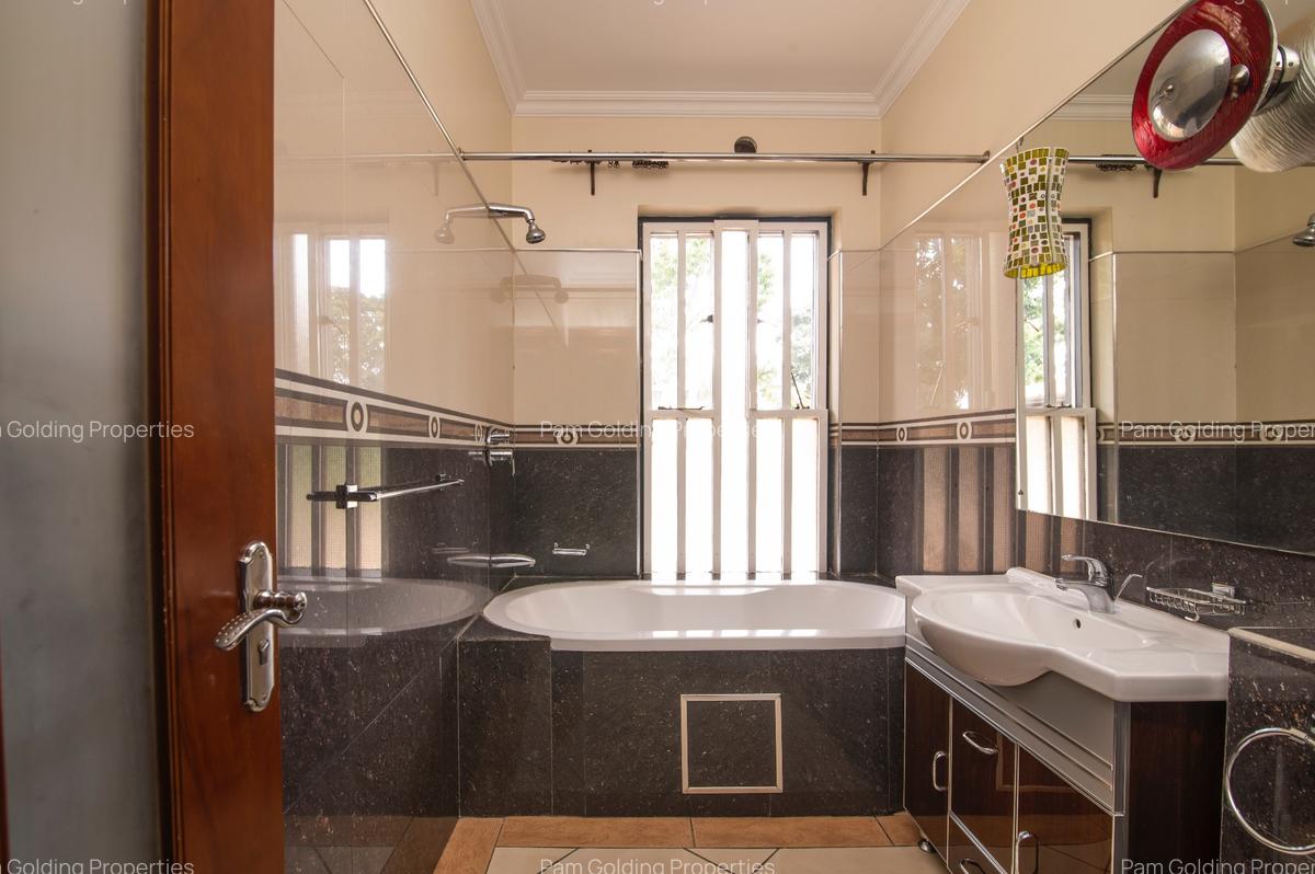 5 Bed House with En Suite in Runda - 10