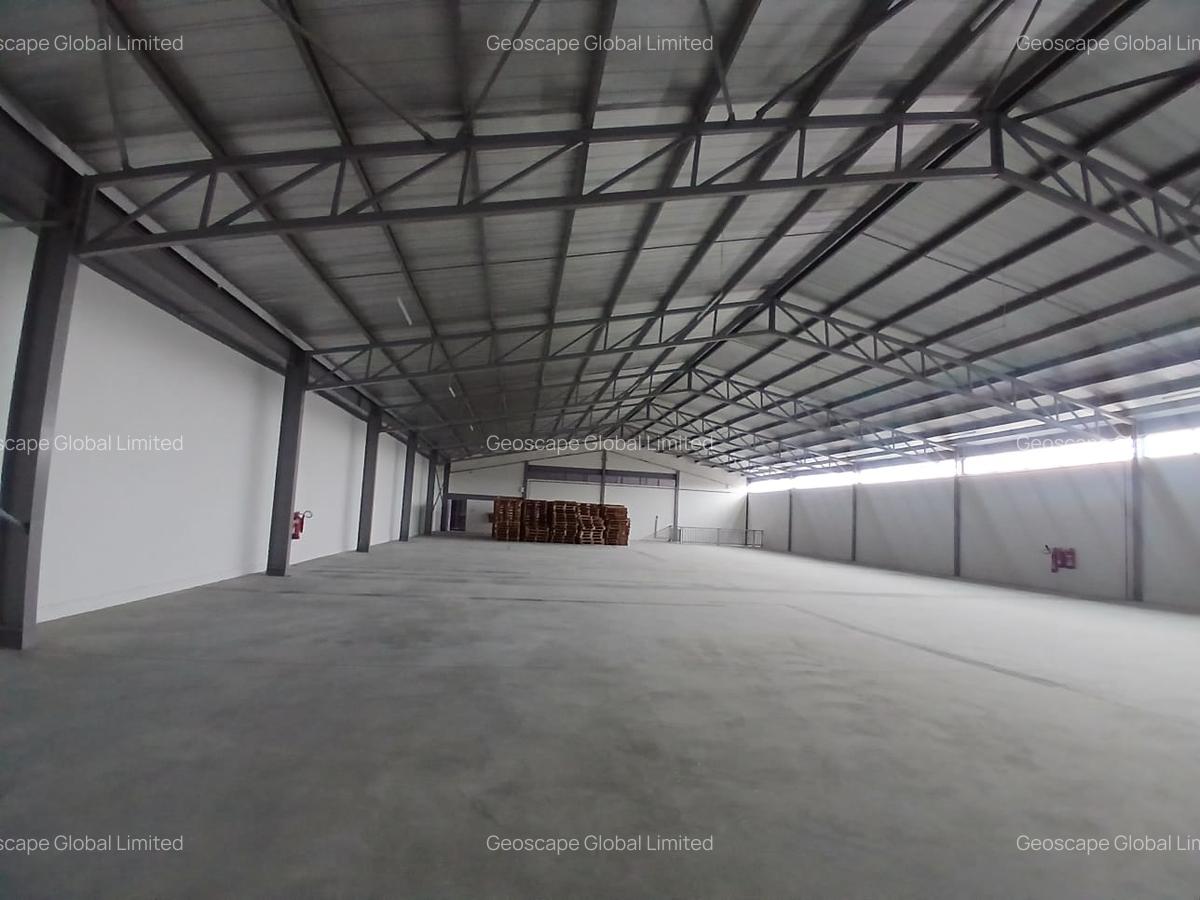17,000 ft² Warehouse with Parking in Industrial Area - 1