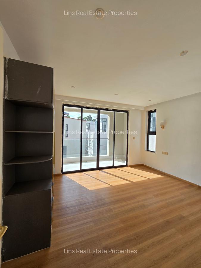 5 Bed Townhouse with En Suite in Lavington - 3
