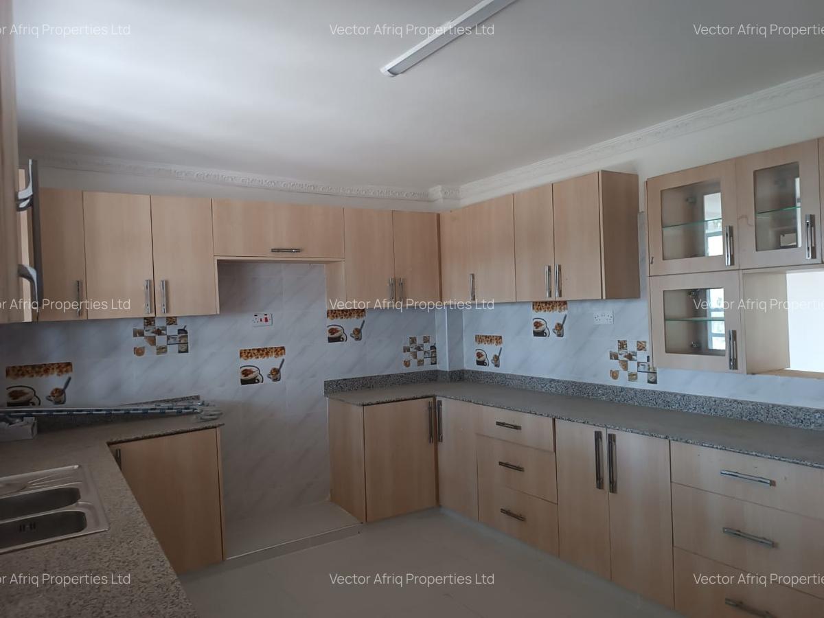 5 Bed Townhouse with En Suite at Acacia - 13