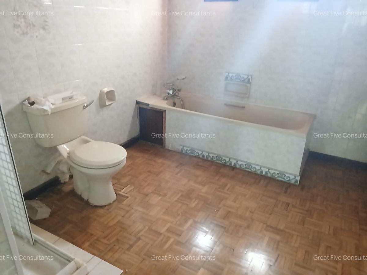 5 Bed House with En Suite in Runda - 9