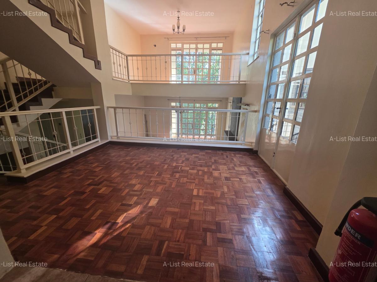 4 Bed Villa with En Suite at Redhill - 6