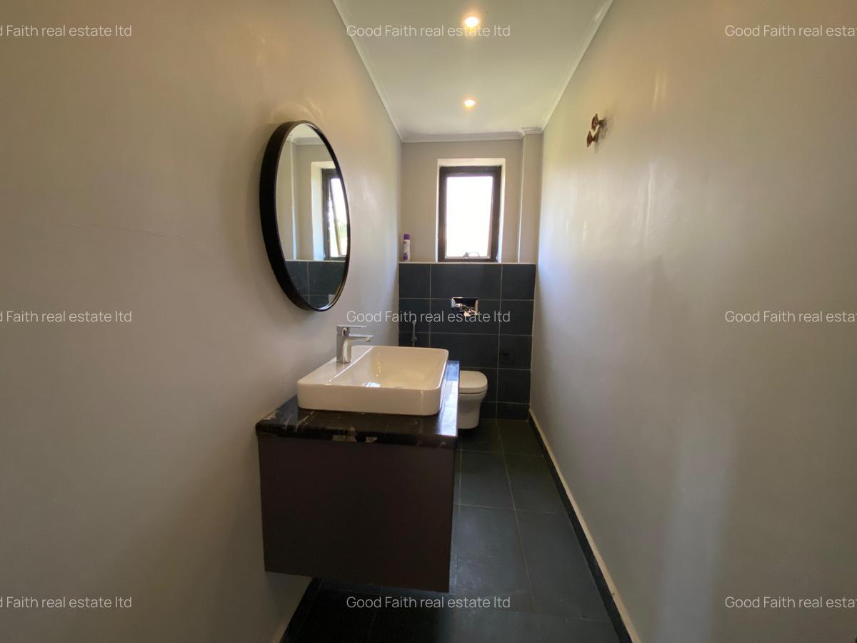 5 Bed House with En Suite in Runda - 14