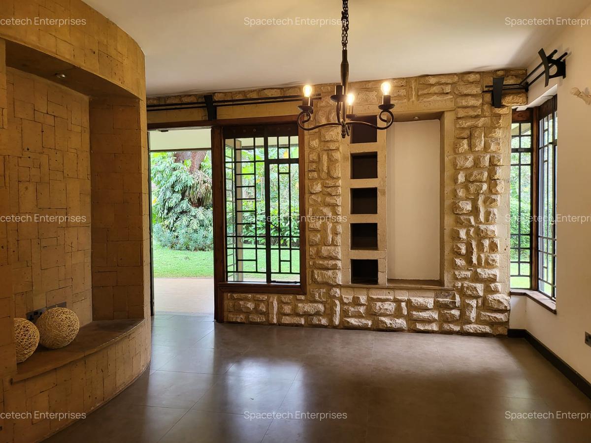 4 Bed Townhouse with En Suite in Lake View - 10