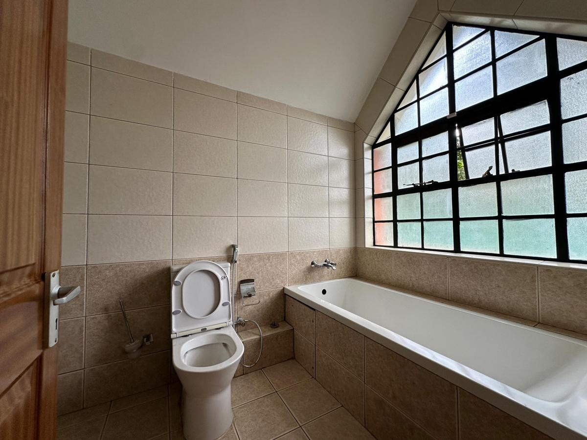 4 Bed Villa with En Suite at Lavington - 17